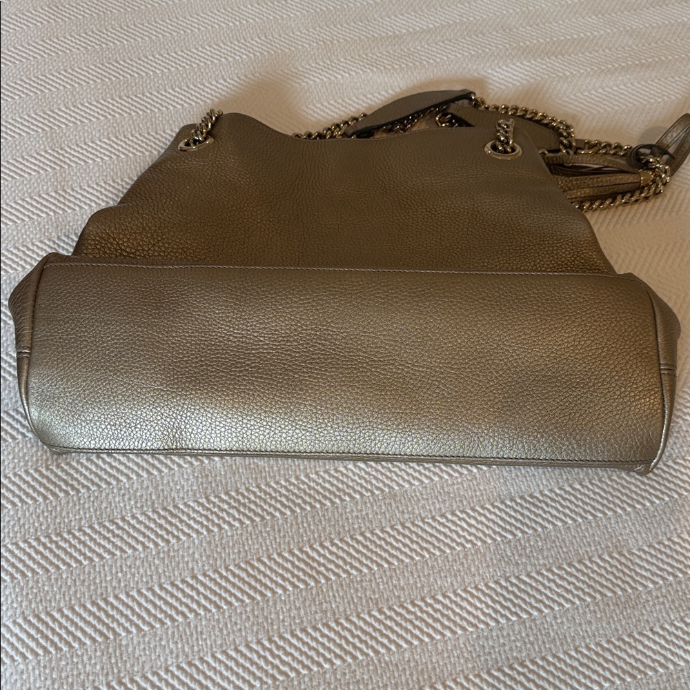 Gucci Soho Medium Chain Tote in Gold - Picture 10 of 16